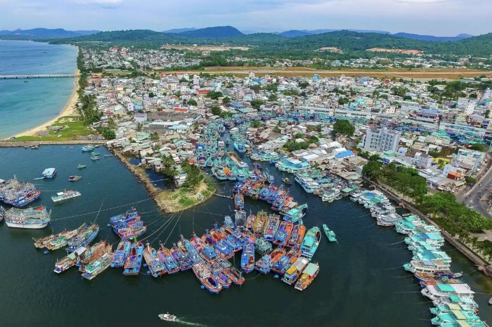 The Duong Dong River is also an ideal spot to catch the sunset and observe local fishing life before heading to the night market